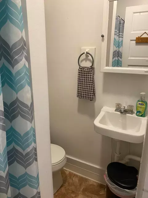 Bath - 521 E Madison Ave, Springfield, OH 45503 photo 1 of 2