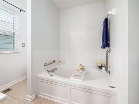 Bath - 6112 Nasby Dr, Galloway, OH 43119 photo 4 of 5