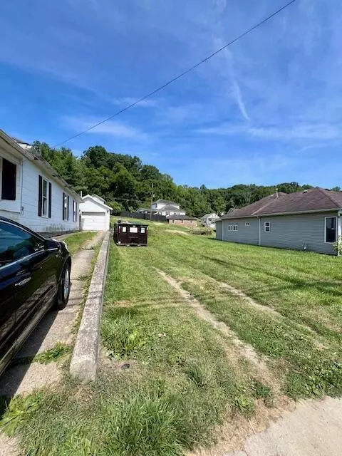 Exterior - 15 Broad St, Glouster, OH 45732 photo 4 of 7