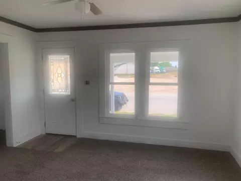 329 E Corwin St, Circleville, OH 43113 photo 2