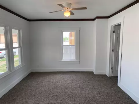 329 E Corwin St, Circleville, OH 43113 photo 3