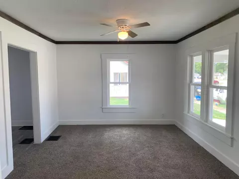 329 E Corwin St, Circleville, OH 43113 photo 6