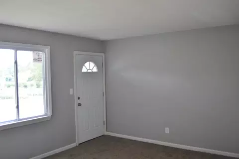 Living - 1031 W Jefferson St, Springfield, OH 45506 photo 3 of 5