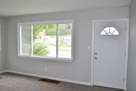Living - 1031 W Jefferson St, Springfield, OH 45506 photo 2 of 5