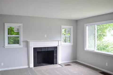 Living - 1031 W Jefferson St, Springfield, OH 45506 photo 1 of 5