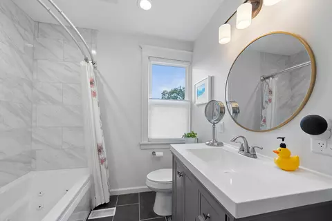 Bath - 630 E 4th Ave, Columbus, OH 43201 photo 4 of 5