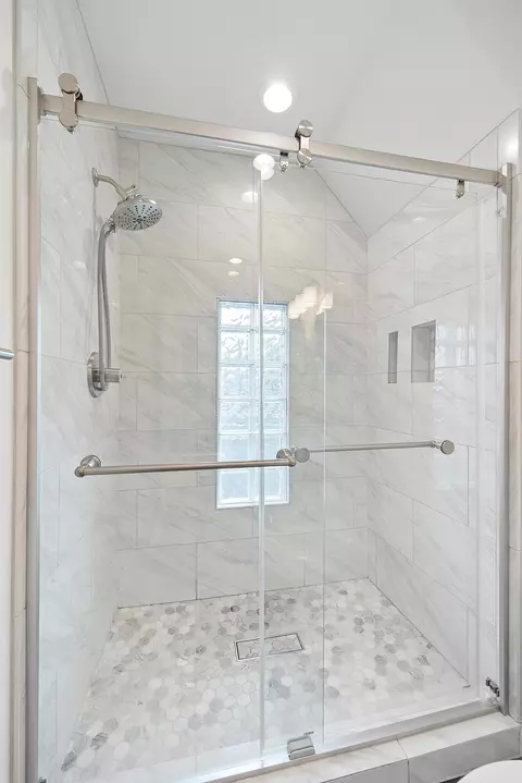 Bath - 630 E 4th Ave, Columbus, OH 43201 photo 3 of 5