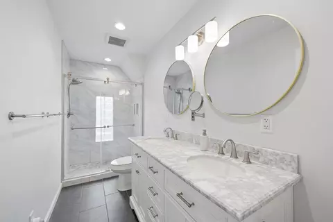 Bath - 630 E 4th Ave, Columbus, OH 43201 photo 2 of 5