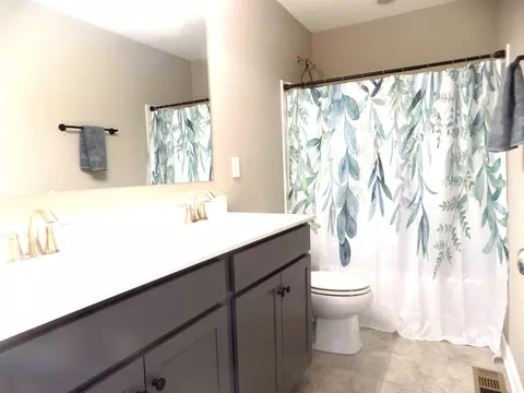 Bath - 6342 Boone Dr, Powell, OH 43065 photo 4 of 4