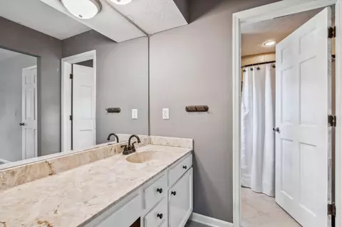 Bath - 5515 Glasgow Pl, Columbus, OH 43235 photo 3 of 5