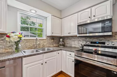 Kitchen - 5515 Glasgow Pl, Columbus, OH 43235 photo 2 of 5