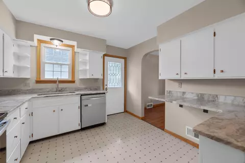Kitchen - 80 Greer Dr E, Newark, OH 43055 photo 4 of 6