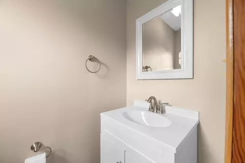 Bath - 80 Greer Dr E, Newark, OH 43055 photo 3 of 6