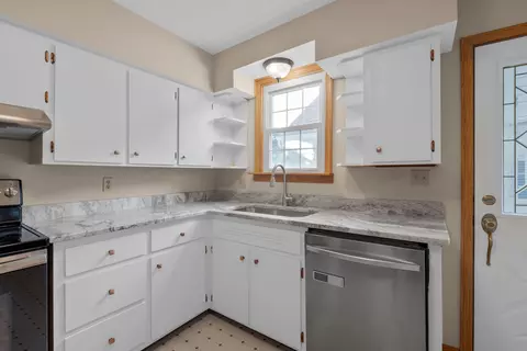 Kitchen - 80 Greer Dr E, Newark, OH 43055 photo 3 of 6