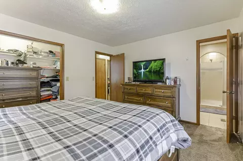 Bedroom - 33253 Till Rd, Logan, OH 43138 photo 4 of 5