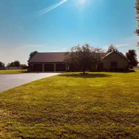 88 Country Manor Dr, Wilmington, OH 45177