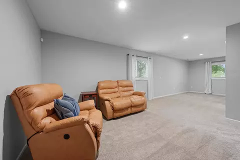 Living - 2860 Jericho Pl, Delaware, OH 43015 photo 5 of 6