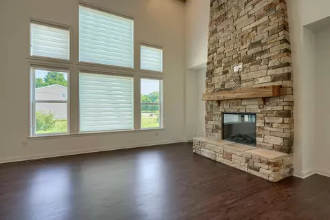 Living - 832 Pathlow Dr, Pickerington, OH 43147 photo 9 of 12