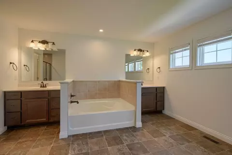 Bath - 832 Pathlow Dr, Pickerington, OH 43147 photo 3 of 4