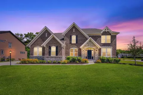 832 Pathlow Dr, Pickerington, OH 43147