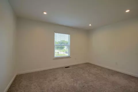 Bedroom - 832 Pathlow Dr, Pickerington, OH 43147 photo 5 of 7
