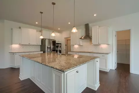 Kitchen - 832 Pathlow Dr, Pickerington, OH 43147 photo 3 of 6