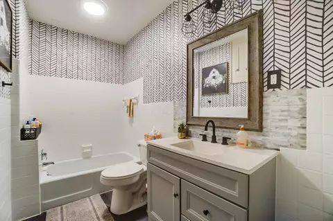 Bath - 3024 Old Clifton Rd, Springfield, OH 45502 photo 3 of 3
