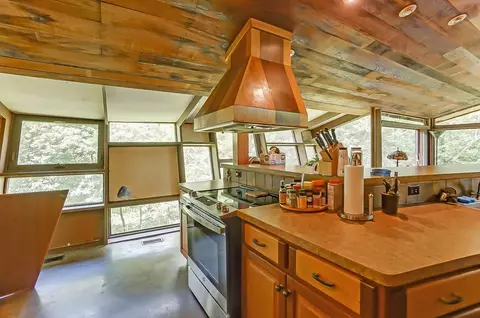 Kitchen - 4103 Old Mill Rd, Springfield, OH 45502 photo 3 of 8