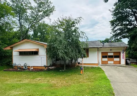 2440 Geneva Dr, Zanesville, OH 43701