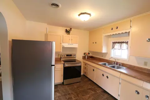 Kitchen - 348 Beech St, Green Camp, OH 43322 photo 2 of 3