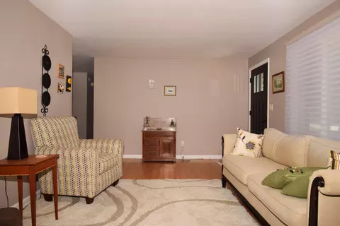 Living - 2933 Ashlar Dr, Springfield, OH 45503 photo 2 of 4