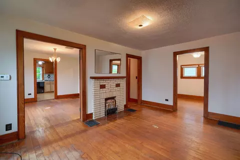 Living - 241 Cross St, Jackson, OH 45640 photo 4 of 6