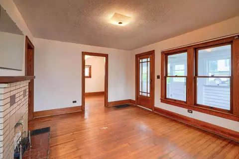 Living - 241 Cross St, Jackson, OH 45640 photo 5 of 6