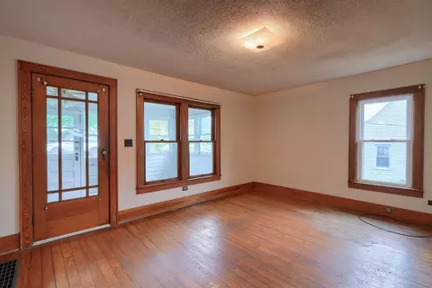 Living - 241 Cross St, Jackson, OH 45640 photo 3 of 6
