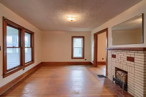 Living - 241 Cross St, Jackson, OH 45640 photo 2 of 6