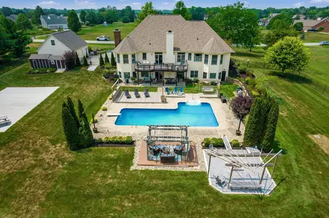 400 Warren Point Ln, Pataskala, OH 43062