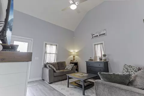 Living - 364 Walnut St, Circleville, OH 43113 photo 2 of 3