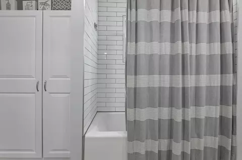 Bath - 364 Walnut St, Circleville, OH 43113 photo 3 of 3