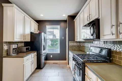 Kitchen - 4618 Profile Ln, Hilliard, OH 43026 photo 4 of 7
