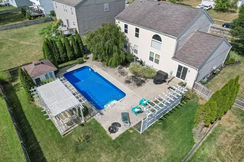 1052 Legacy Ln, Pataskala, OH 43062