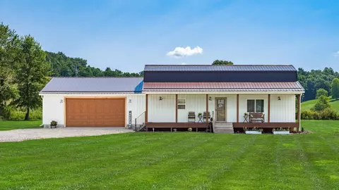2752 Dragoo Rd, Nashport, OH 43830