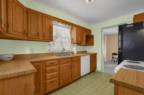 Kitchen - 1302 E Fair Ave, Lancaster, OH 43130 photo 5 of 6