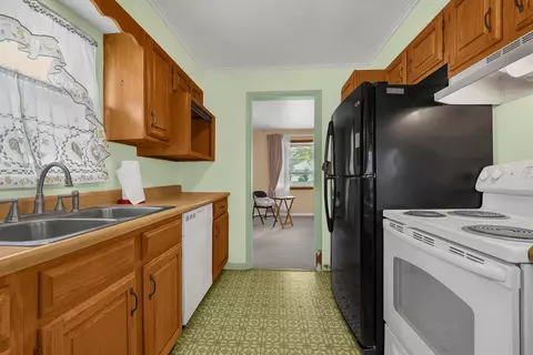 Kitchen - 1302 E Fair Ave, Lancaster, OH 43130 photo 4 of 6