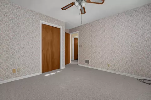 Bedroom - 1302 E Fair Ave, Lancaster, OH 43130 photo 4 of 6
