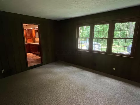 Living - 4562 Gooding Rd, Marion, OH 43302 photo 2 of 7