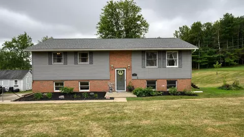 585 Vincent Dr, Zanesville, OH 43701
