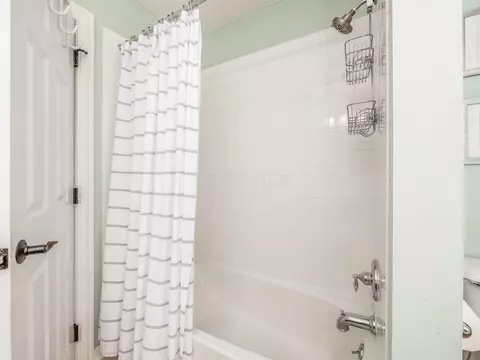 Bath - 5698 Tynecastle Loop, Dublin, OH 43016 photo 6 of 8