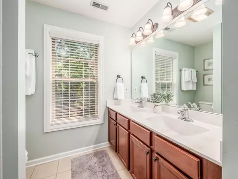Bath - 5698 Tynecastle Loop, Dublin, OH 43016 photo 5 of 8