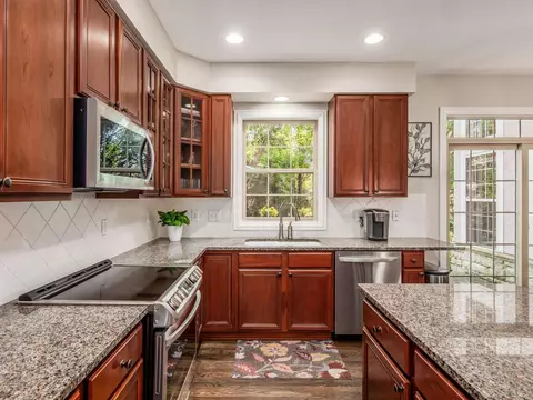 Kitchen - 5698 Tynecastle Loop, Dublin, OH 43016 photo 3 of 4