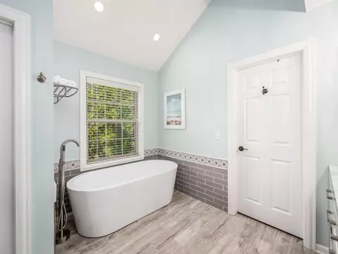 Bath - 5698 Tynecastle Loop, Dublin, OH 43016 photo 2 of 8